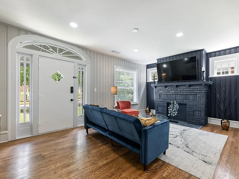 1054 Katherwood Dr SW — Photo 3