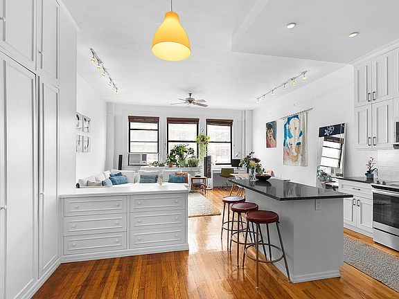 4th image of 54 W 74th St APT 403