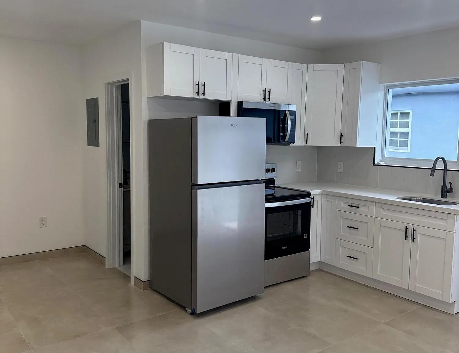2 bed, 1.0 bath, 7918 sqft, $2,350 — Photo 1