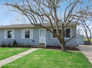 513 Deerfield Dr, Streamwood, IL 60107