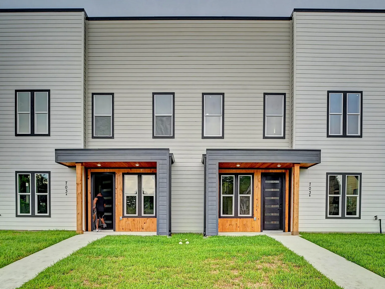 3 bed, 3.5 bath, 2150 sqft, $2,500 — Photo 1
