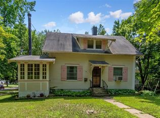 326 Highland Dr NW, Cedar Rapids, IA 52405