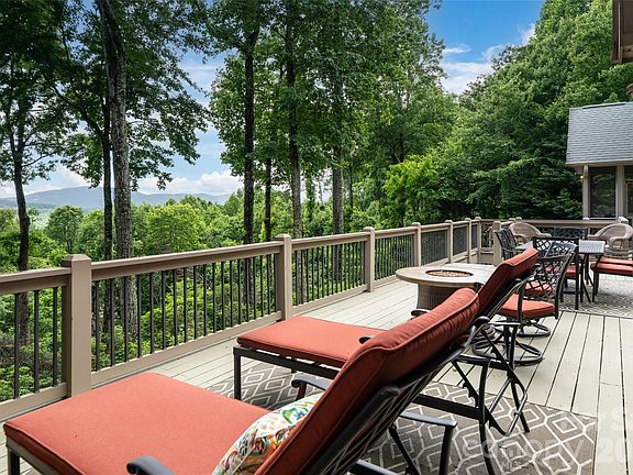 4th image of 305 Piney Knoll Ln