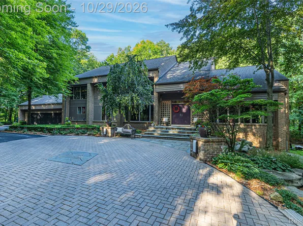 2500 Royal View Dr, Oakland, MI 48363
