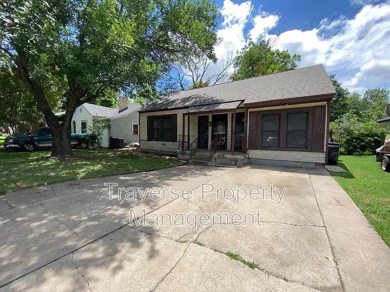 4 bed, 2.0 bath, 1302 sqft, $1,925 — Photo 3