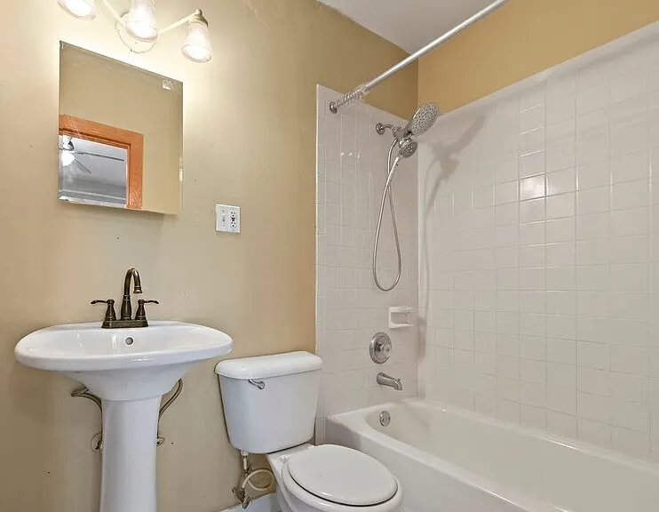 2123 N Saint Louis Ave — Photo 2