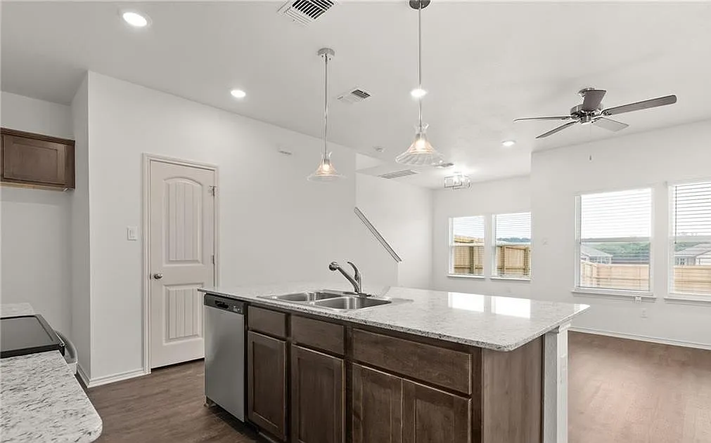 Building Photo - 211 Green Valley Dr