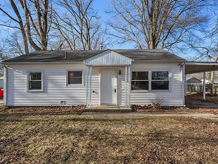 1902 Meadow Dr — Photo 2