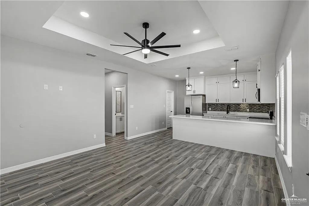 3 bed, 2.0 bath, 2180 sqft, $1,350 — Photo 3