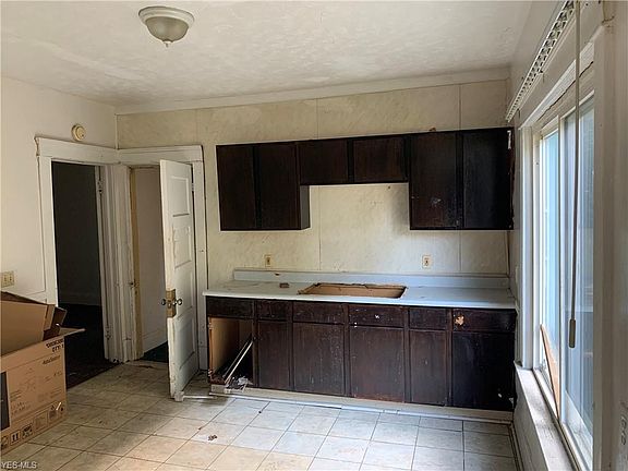 4th image of 13504 Benwood Ave