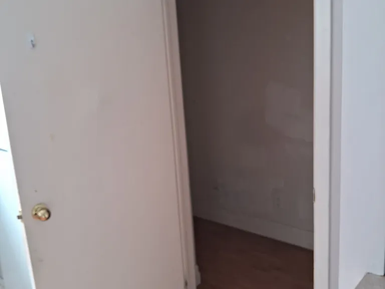 1421 Dundas St W — Photo 10