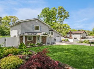 92 Village Ln, Hauppauge, NY 11788