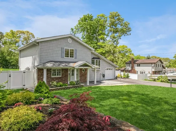 92 Village Lane, Hauppauge, NY 11788