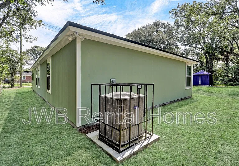 1159 W 21st St — Photo 13