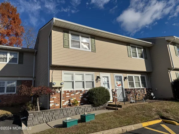 5 Kansas Court, Matawan, NJ 07747