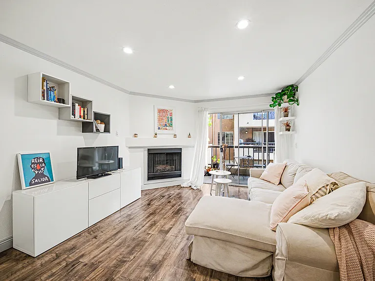 5530 Owensmouth Ave #210 — Photo 10