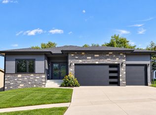 5640 Sunburst Dr, Pleasant Hill, IA 50327