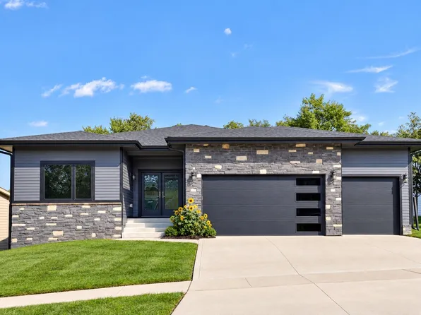 5640 Sunburst Dr, Pleasant Hill, IA 50327