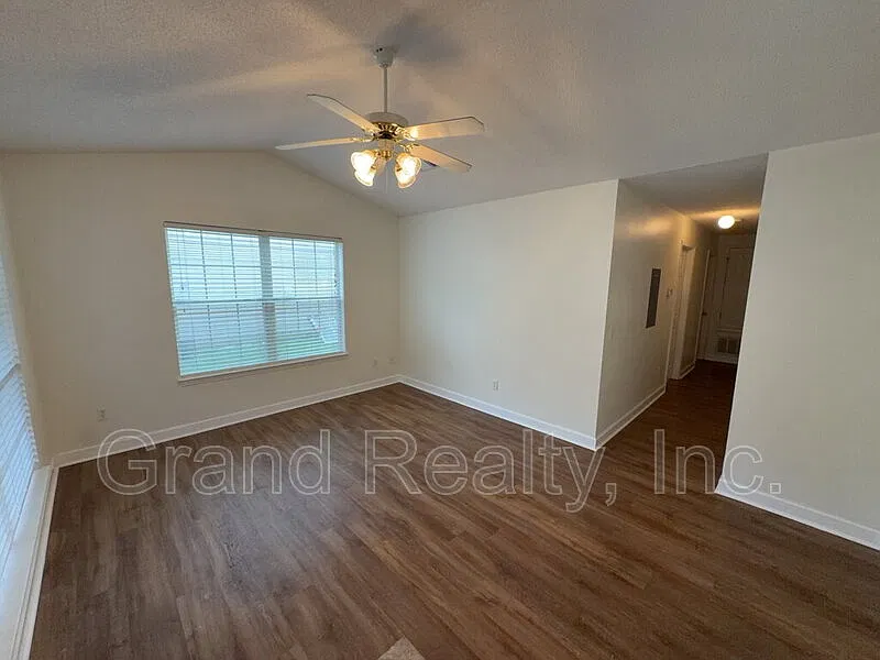 3 bed, 2.0 bath, 1014 sqft, $1,550 — Photo 4