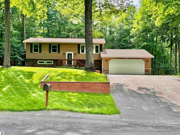 2490 E Potter Rd, Traverse City, MI 49696