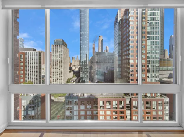 211 North End Avenue image 3 of 23