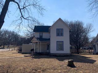 131 E Hazelwood Ave, Waterville, KS 66548