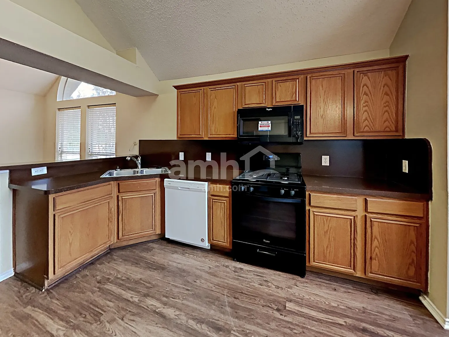 4 bed, 2.0 bath, 1800 sqft, $2,610 — Photo 4