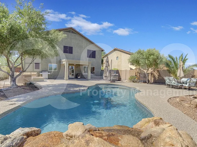 2561 N Hawthorn Dr — Photo 57