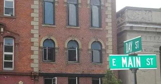 E Main St