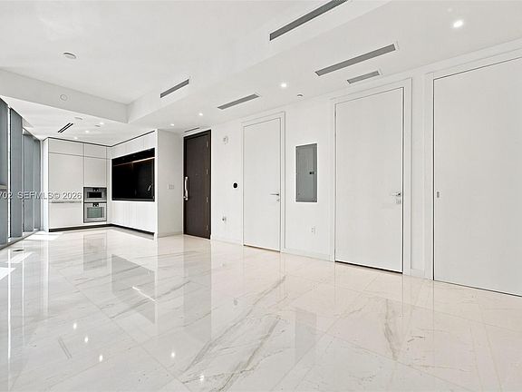 4th image of 300 Biscayne Boulevard Way #1106