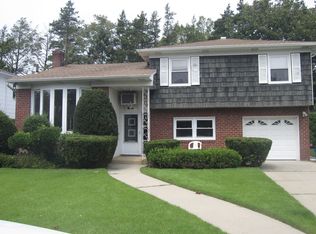 9 Wilben Ct, New Hyde Park, NY 11040