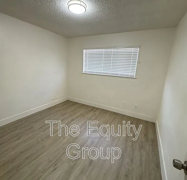 2113 W Inyo Ave — Photo 16