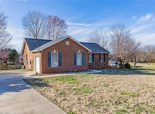 5489 Rolling Meadows Rd, Randleman, NC 27317