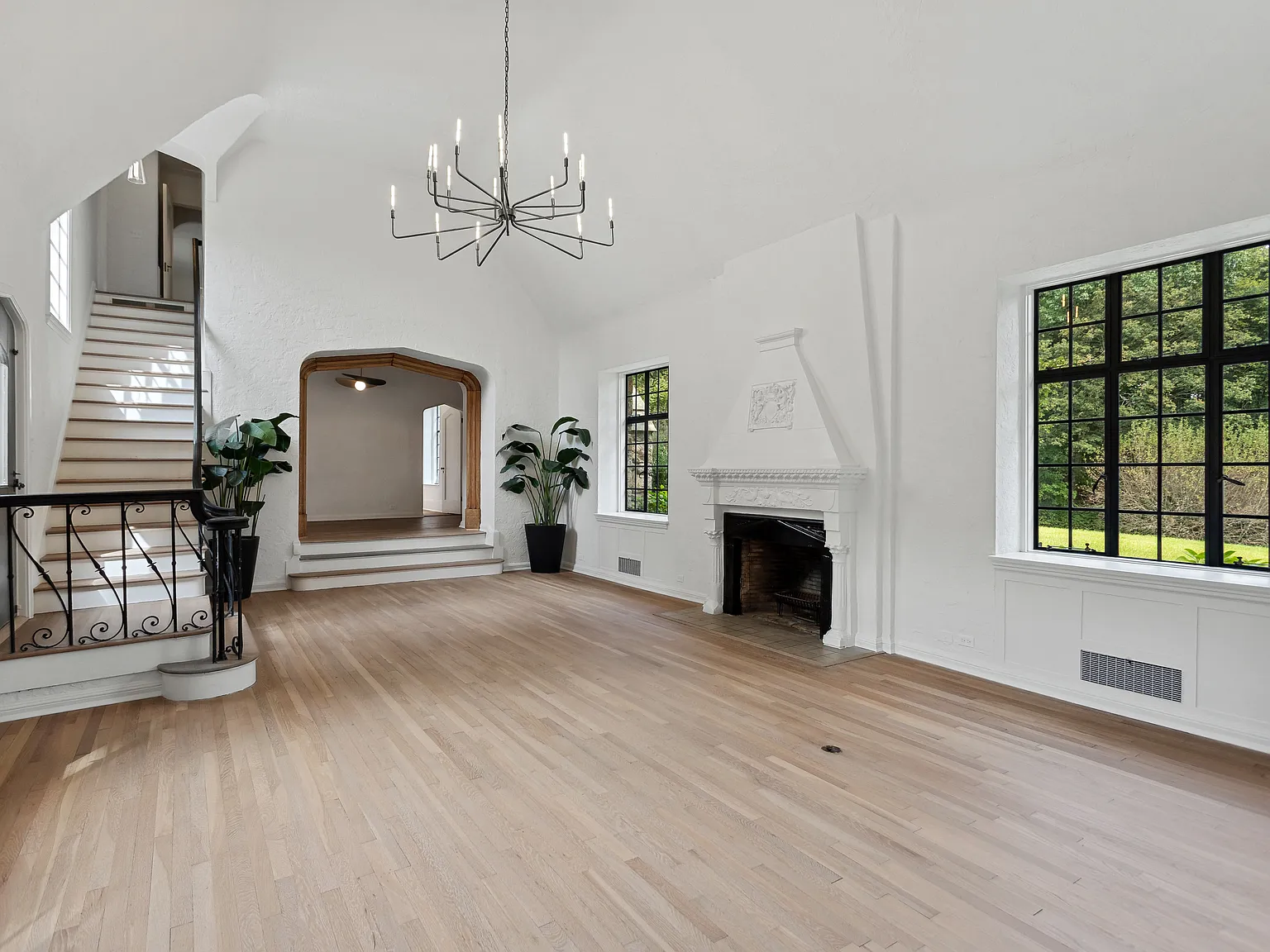 4 bed, 4.5 bath, 4148 sqft, $18,000 — Photo 3