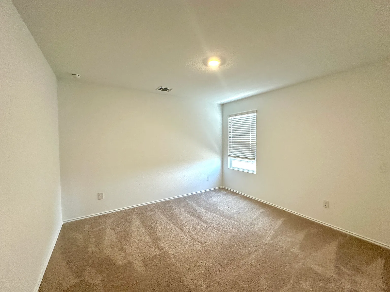 4 bed, 2.5 bath, 1950 sqft, $1,775 — Photo 4