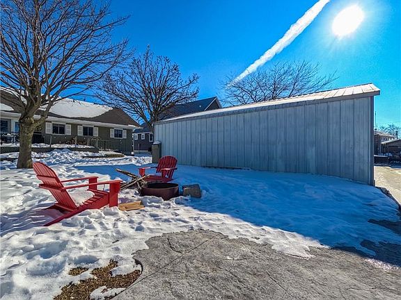 3rd image of 8 Pickerel Rd