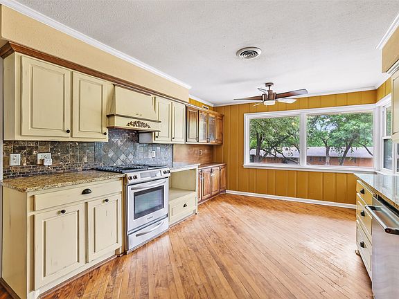 3rd image of 716 Westwood Dr