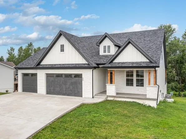 588 Shady Bend Dr, Tonganoxie, KS 66086
