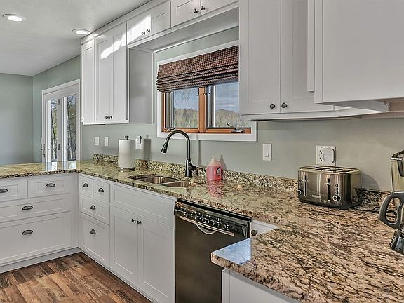 New Kitchen with Granite.
