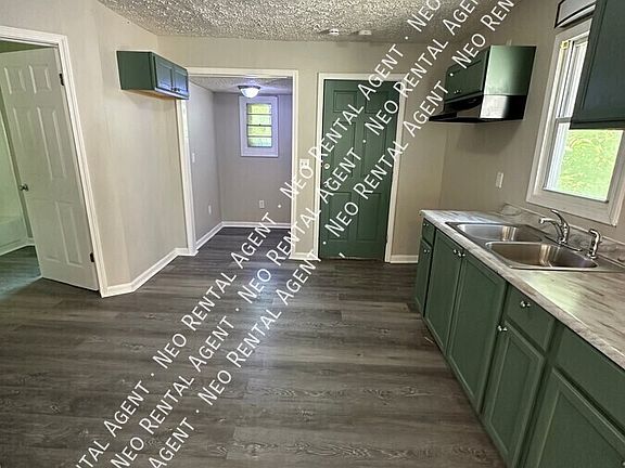 3rd image of 816 W 18th St