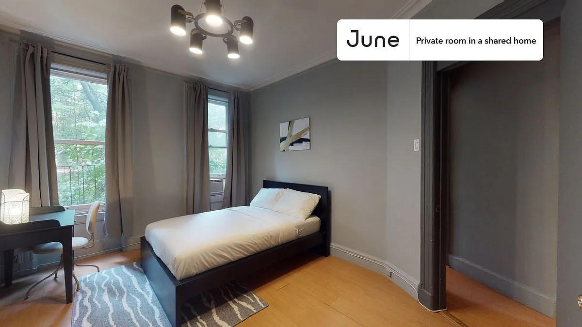 Queen bedroom in 4 bed/1 bath home in Hell's Kitchen #386 2A — Photo 2