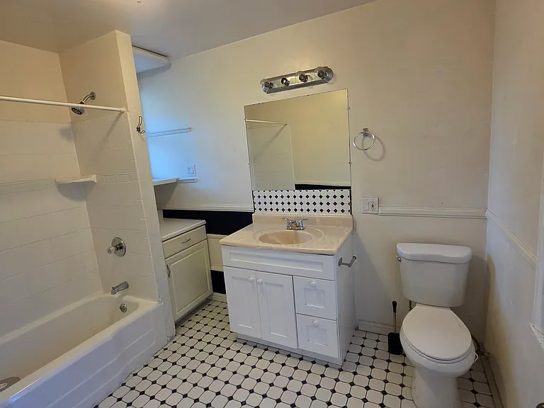 828 Orizaba Ave — Photo 11