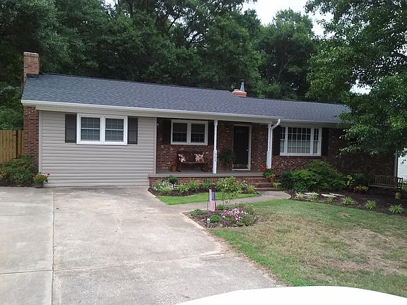 Pretty landscape,front porch