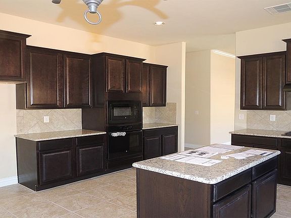 Kitchen w/powered island