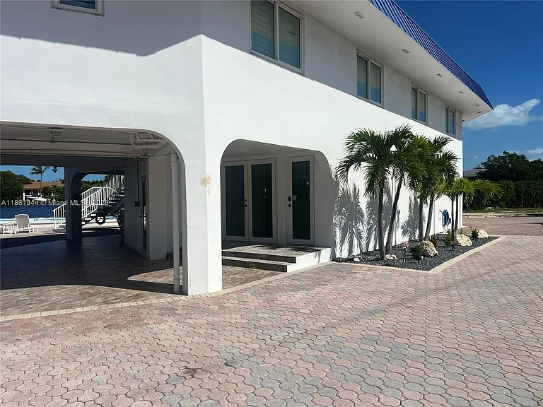 7760 Aviation Blvd — Photo 12