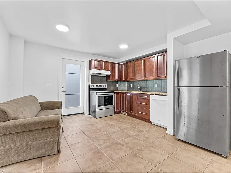 240 Blackburn Ave — Photo 63