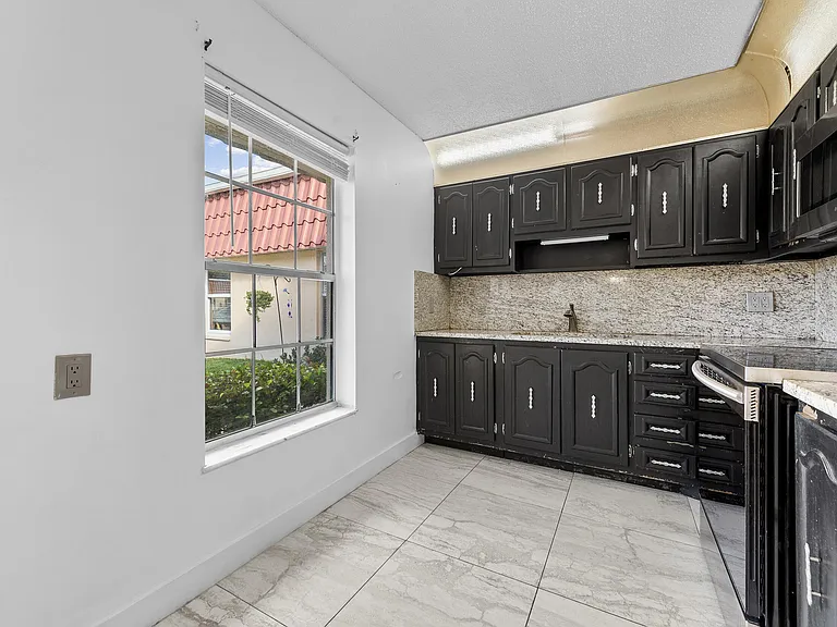 811 Salem Ln — Photo 10