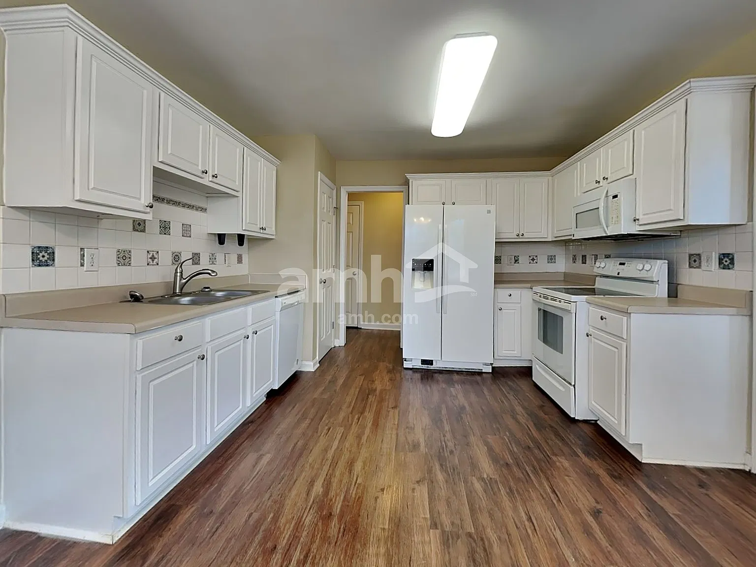 3 bed, 2.5 bath, 2056 sqft, $2,220 — Photo 3
