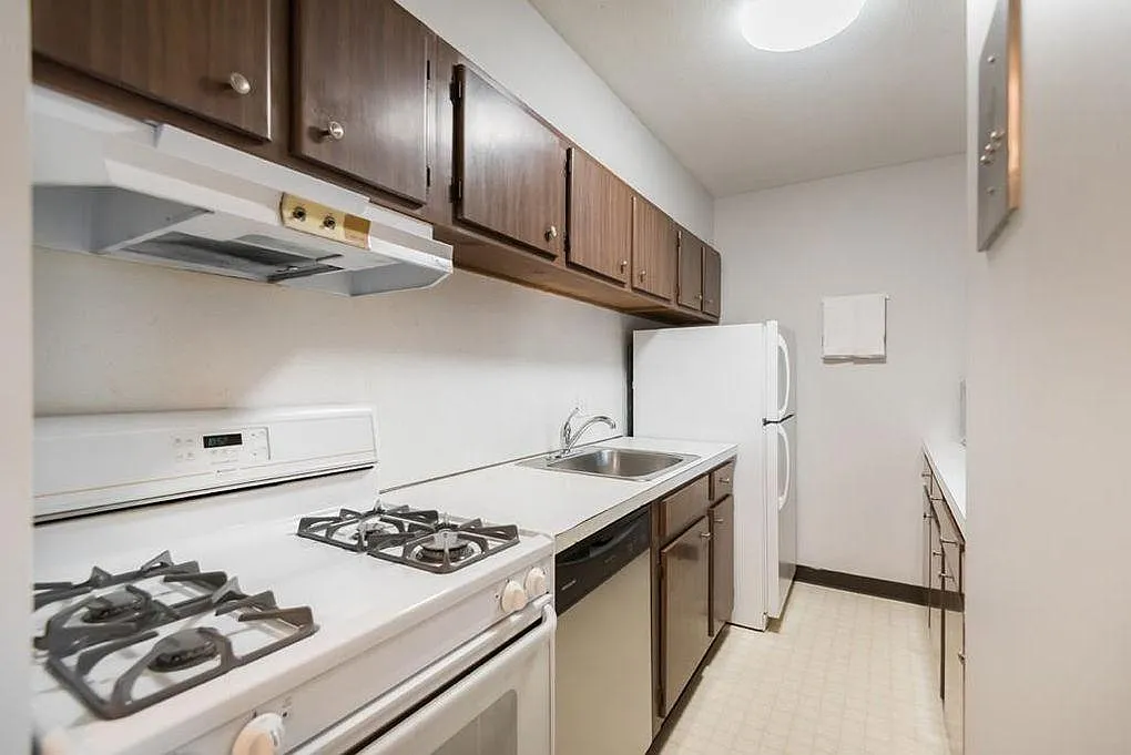 Building Photo - 14 Longwood Dr #5
