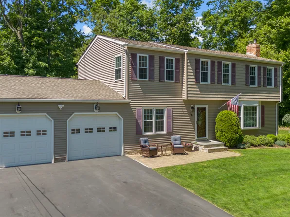16 Pondwood Court, Hamden, CT 06518